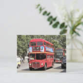 Londense rode doubledecker-bus in het Victoriagebi Briefkaart (Staand voorkant)