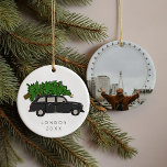 London Black Cab Christmas Tree Taxi Foto Keramisch Ornament<br><div class="desc">Whimsical Christmas tree ornament met de iconische zwarte cabine-illustratie in Londen die een kerstboom bovenop taxiën. Draai het om en voeg uw favoriete foto van uw reis naar Londen toe als een speciaal moment om te reizen!</div>