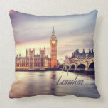 London England Big Ben Kussen<br><div class="desc">London England Big BenDit is een geweldig cadeau voor iedereen die Londen Engeland heeft bezocht of van daar vandaan komt. Het zou ook een grote verrassing zijn als je een reis plant als een manier om aan te geven waar je naartoe gaat Pas het met een naam of een datum...</div>