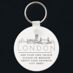 London, England Stylized Skyline | Aangepaste slog Sleutelhanger<br><div class="desc">Een unieke sleutelketen die de prachtige stad Londen in Engeland vertegenwoordigt. Deze sleutelhanger bevat een gestileerde illustratie van de unieke skyline van de stad met de naam eronder. Onder de stadsnaam bevindt zich een plek voor je unieke slogan of verklaring over je favoriete stad.</div>