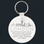 London, England Stylized Skyline | Aangepaste slog Sleutelhanger<br><div class="desc">Een unieke sleutelketen die de prachtige stad Londen in Engeland vertegenwoordigt. Deze sleutelhanger bevat een gestileerde illustratie van de unieke skyline van de stad met de naam eronder. Onder de stadsnaam bevindt zich een plek voor je unieke slogan of verklaring over je favoriete stad.</div>