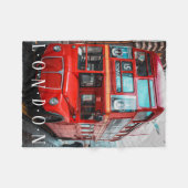 London Red Bus on Busy Street, White Text Fleece Deken (Voorkant (Horizontaal))