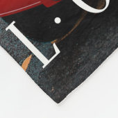 London Red Bus on Busy Street, White Text Fleece Deken (Hoek)