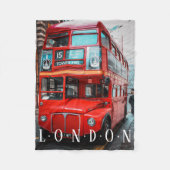 London Red Bus on Busy Street, White Text Fleece Deken (Voorkant)