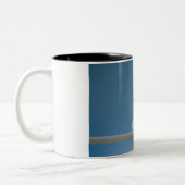 Lone Baby Pet Chicken Sitting on a Perch Tweekleurige Koffiemok (Links)