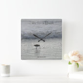 Lone Beach Sandpiper Clock Vierkante Klok (Huis)