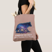 Lone Galaxy Wolf Silhouette (Echoes of the night) Tote Bag (Dichtbij)