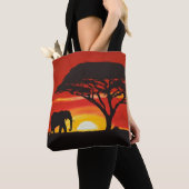 Lone Olifant in een Afrikaanse zonsondergang Tote Bag (Dichtbij)