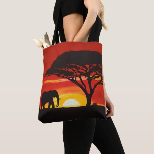 Lone Olifant in een Afrikaanse zonsondergang Tote Bag (Dichtbij)