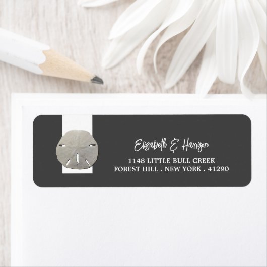 Lone Sand Dollar - Charcoal Gray - Beach Wedding Etiket (Insitu)