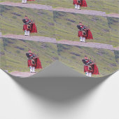Lone Scottish bagpiper, Highlands, Schotland Cadeaupapier (Hoek)