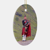 Lone Scottish bagpiper, Highlands, Schotland Keramisch Ornament (Rechts)