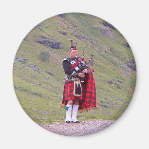 Lone Scottish bagpiper, Highlands, Schotland Magneet