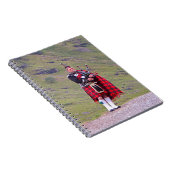 Lone Scottish bagpiper, Highlands, Schotland Notitieboek (Rechterzijde)