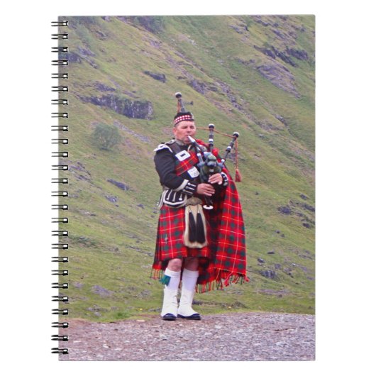 Lone Scottish bagpiper, Highlands, Schotland Notitieboek (Voorkant)