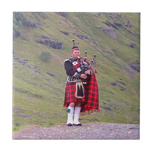 Lone Scottish bagpiper, Highlands, Schotland Tegeltje (Voorkant)