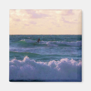 Lone Surfer op Fistral Beach Newquay Cornwall UK Magneet