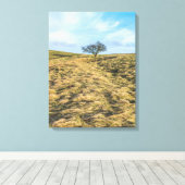 Lone tree op het platteland uitzicht canvas print (Insitu (Houten vloer))
