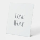 Lone Wolf Male Sigma Modern Minimalist Reclamebord Met Voetstuk (Voorkant)