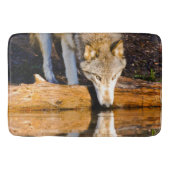 Lone Wolf Reflection in Pond Badmat (Voorkant)