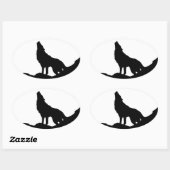 Lone Wolf staat op een heuvel Ovale Sticker (Vel)