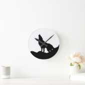 Lone Wolf staat op een heuvel Ronde Klok (Huis)