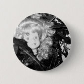 Lonely Doll Head Ronde Button 5,7 Cm (Voorkant)