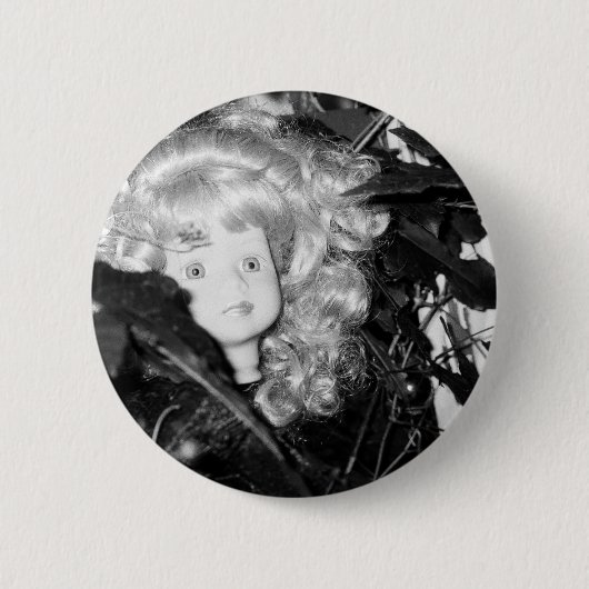 Lonely Doll Head Ronde Button 5,7 Cm (Voorkant)