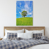 Lonely Tree – Serene grasveld Canvas Afdruk (Insitu (Slaapkamer))
