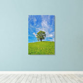 Lonely Tree – Serene grasveld Canvas Afdruk (Insitu (Houten vloer))