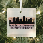 Long Beach Skyline Latitude en Lengtegraad Glas Ornament<br><div class="desc">Glass ornament biedt skyline-silhouet van Long Beach California met waterverf splash en breedtegraad- en lengtecoördinaten</div>