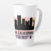 Long Beach Skyline Latitude en Lengtegraad Latte Mok (Rechterhoek)