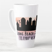 Long Beach Skyline Latitude en Lengtegraad Latte Mok (Linkerhoek)
