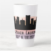 Long Beach Skyline Latitude en Lengtegraad Latte Mok (Voorkant)