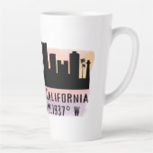 Long Beach Skyline Latitude en Lengtegraad Latte Mok (Rechts)