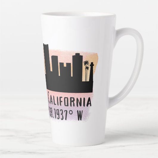 Long Beach Skyline Latitude en Lengtegraad Latte Mok (Rechts)