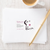 Long Hair hairdresser maakt kunstenaarsbrandmerken Etiket (Insitu)