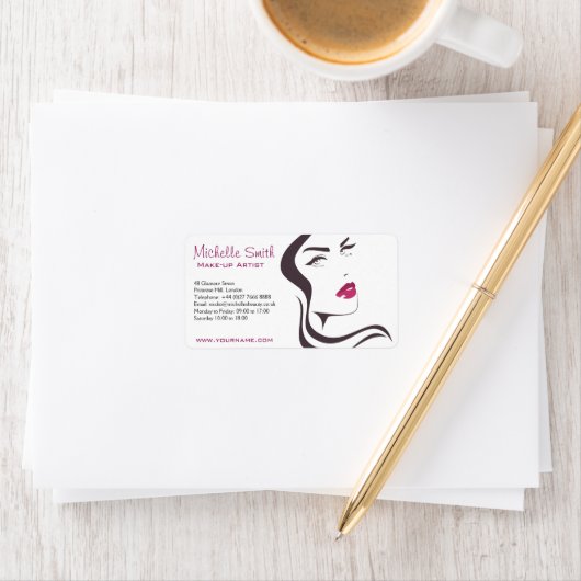 Long Hair hairdresser maakt kunstenaarsbrandmerken Etiket (Insitu)