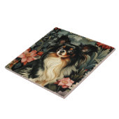 Long Hair Tricolor Chihuahua in een  tuin Tegeltje (Zijkant)