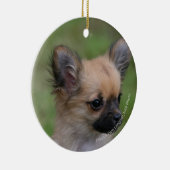 Long Hazard Chihuahua Puppy die camera bekijkt Keramisch Ornament (Rechts)