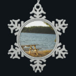Long Island Beach Bench Tin Sneeuwvlok Ornament<br><div class="desc">Hier is een mooie cove in de late middagzon.  Deze Long Island Beach bank is op Lake Winnipesaukee!  Bedankt om langs te stoppen en zoals altijd,  voelen vrij om dit aan uw behoeften aan te passen!</div>
