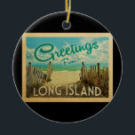 Long Island Beach Vintage Travel Keramisch Ornament<br><div class="desc">Deze groeten van het  briefkaart van Long Island zijn voorzien van een zandstrand met een prachtig turquoise oceaanwater en boven het zee,  een blauwe hemel met blauw witte wolken. In de klassieke reisstijl.</div>