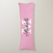 Long pink body pillow with custom monogram lichaamskussen (Voorkant Verticaal)