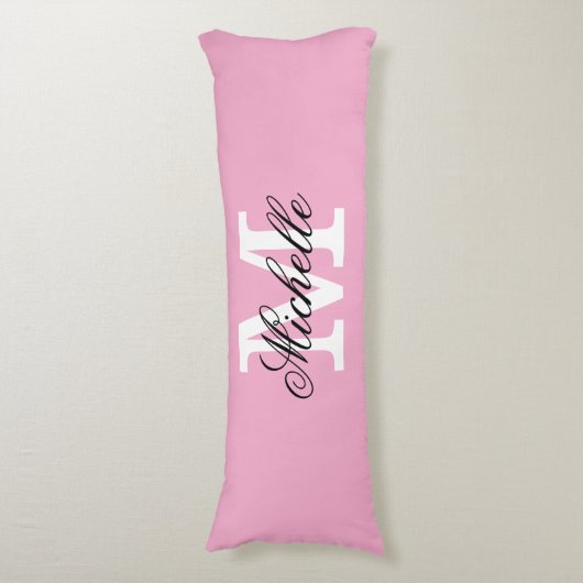 Long pink body pillow with custom monogram lichaamskussen (Voorkant Verticaal)