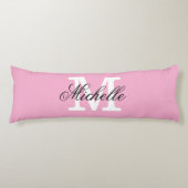 Long pink body pillow with custom monogram lichaamskussen (Voorkant)