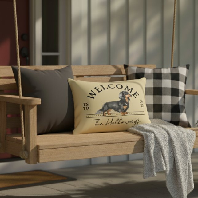 Longhair Teckel Custom Familienaam Welkom Accent Kussen (Welcome guests to your home with this Longhair Dachshund Custom Family Name Welcome Throw Pillow!)