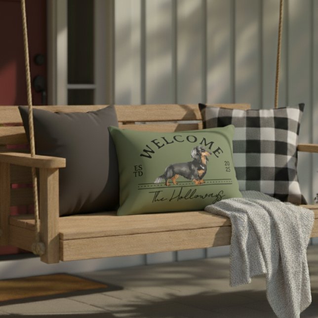 Longhair Teckel Custom Familienaam Welkom Accent Kussen (Welcome guest to your home with this Longhair Dachshund Custom Family Name Welcome Throw Pillow!)
