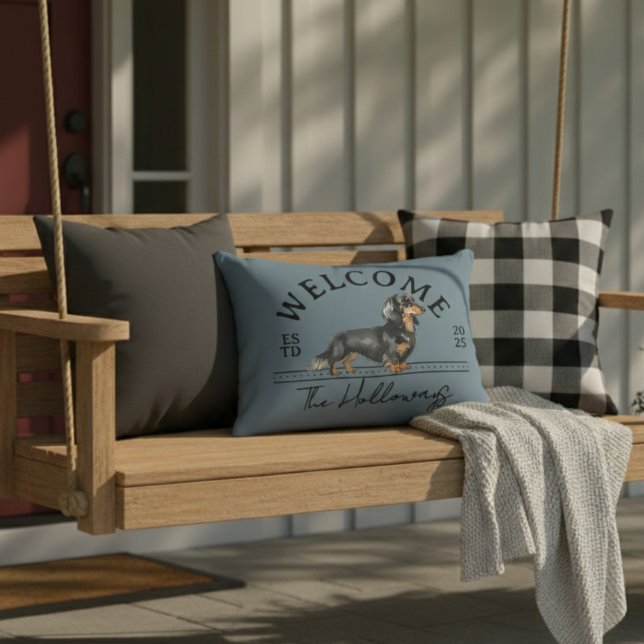 Longhair Teckel Custom Familienaam Welkom Accent Kussen (Welcome guests to your home with this Longhair Dachshund Custom Family Name Welcome Pillow!)
