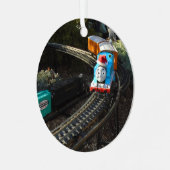 Longwood Garden Thomas the Tank Train scène Metalen Ornament (Voorkant links)