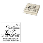 Loodgieter repareert een pijp met vis rubberstempel (Gestempeld)